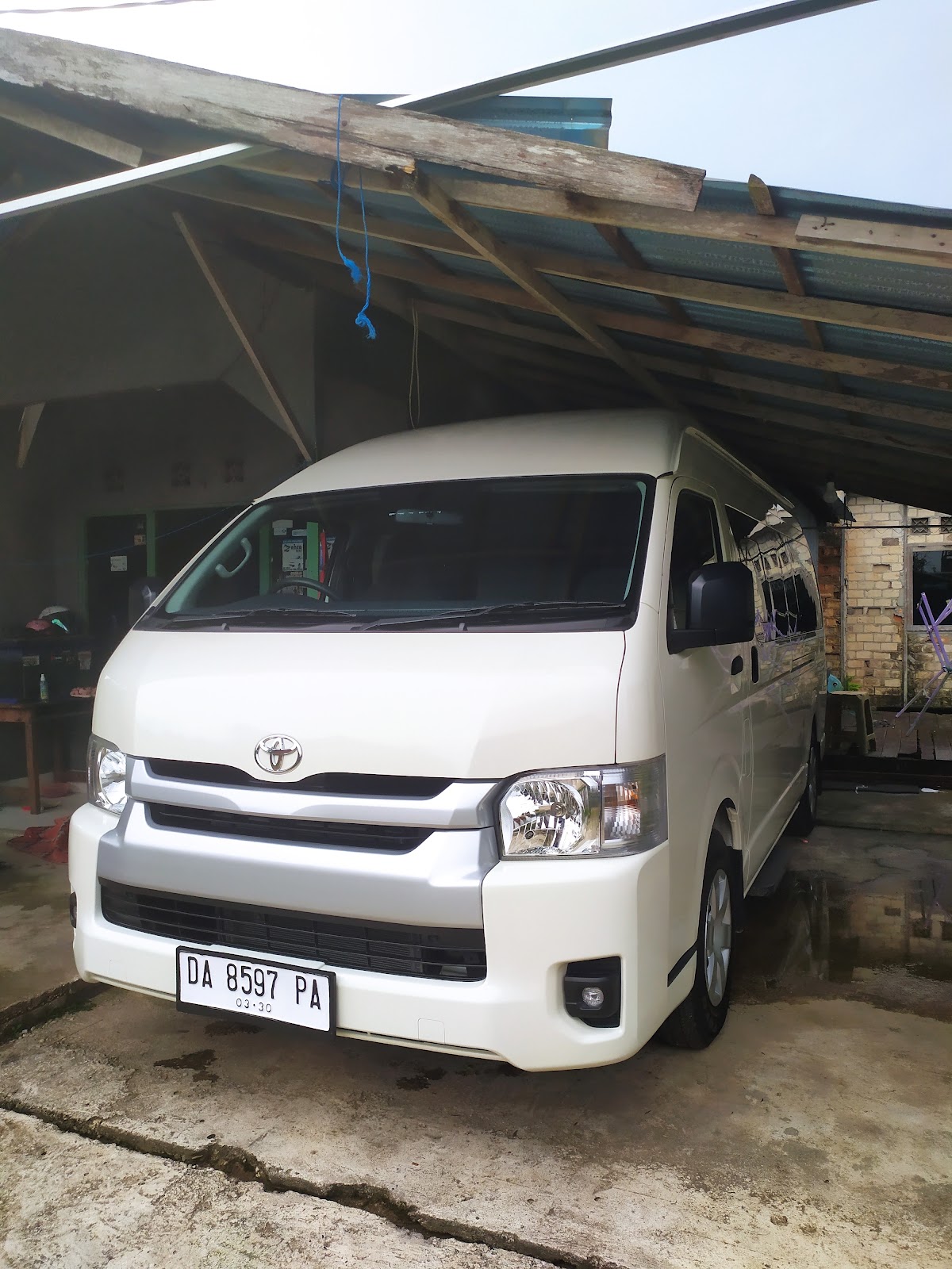 Toyota Hiace Commuter Putih (DA 8597 PA)