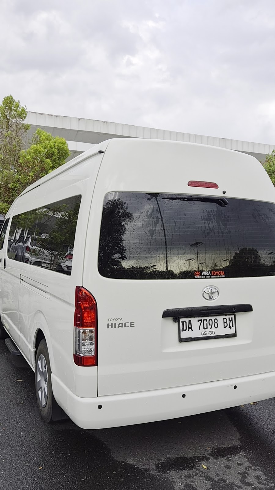 Toyota Hiace Commuter (DA 7098 BM)